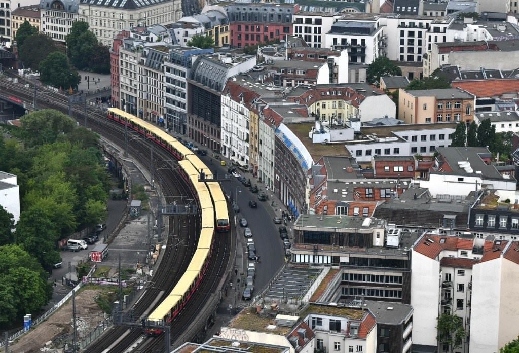 5月23日，列車(chē)在德國(guó)柏林市區(qū)行駛。新華社記者任鵬飛攝