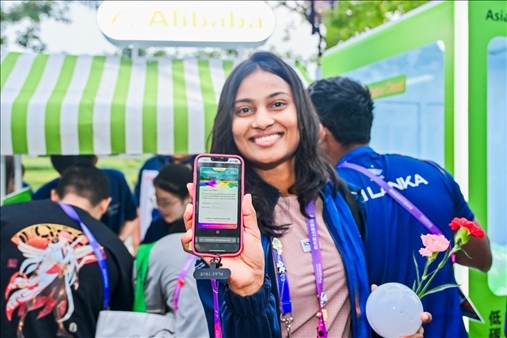 亞運村運動員正在展示個人的低碳賬戶。 受訪者供圖