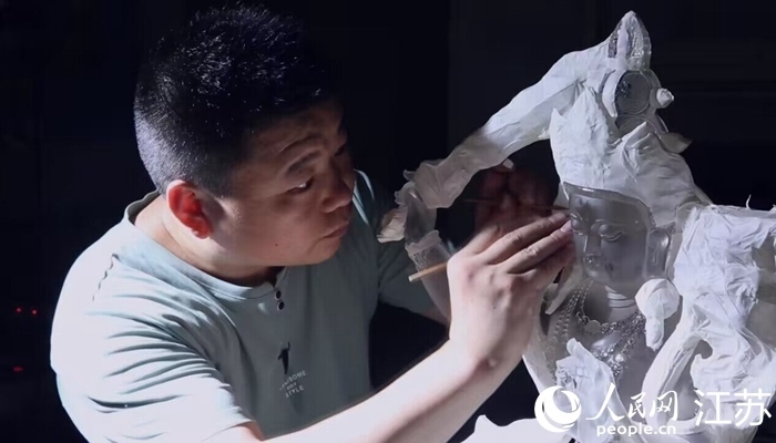 正在精雕細(xì)琢的東海水晶。 人民網(wǎng) 范堯攝