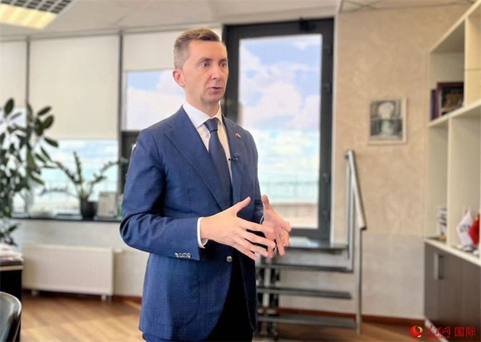 中白工業(yè)園開發(fā)公司第一副總經理基里爾·卡羅杰耶夫接受人民網記者采訪。人民網記者 朱虹攝