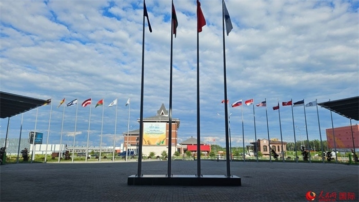 中白工業(yè)園內，多國國旗飄揚。園區(qū)已有來自16個國家和地區(qū)的企業(yè)入駐。人民網記者 朱虹攝