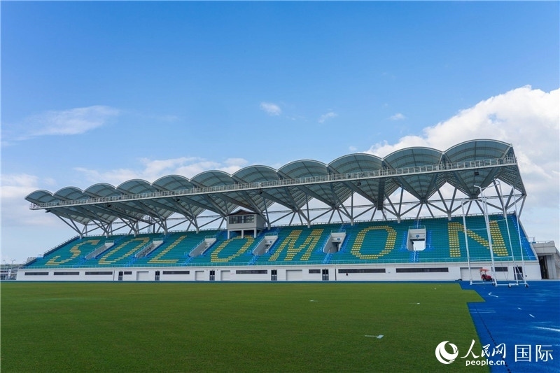 2023年9月12日，位于所羅門群島首都霍尼亞拉的由中土公司承建的中國援所羅門群島2023年太平洋運動會體育場館。人民網(wǎng) 賀吉攝