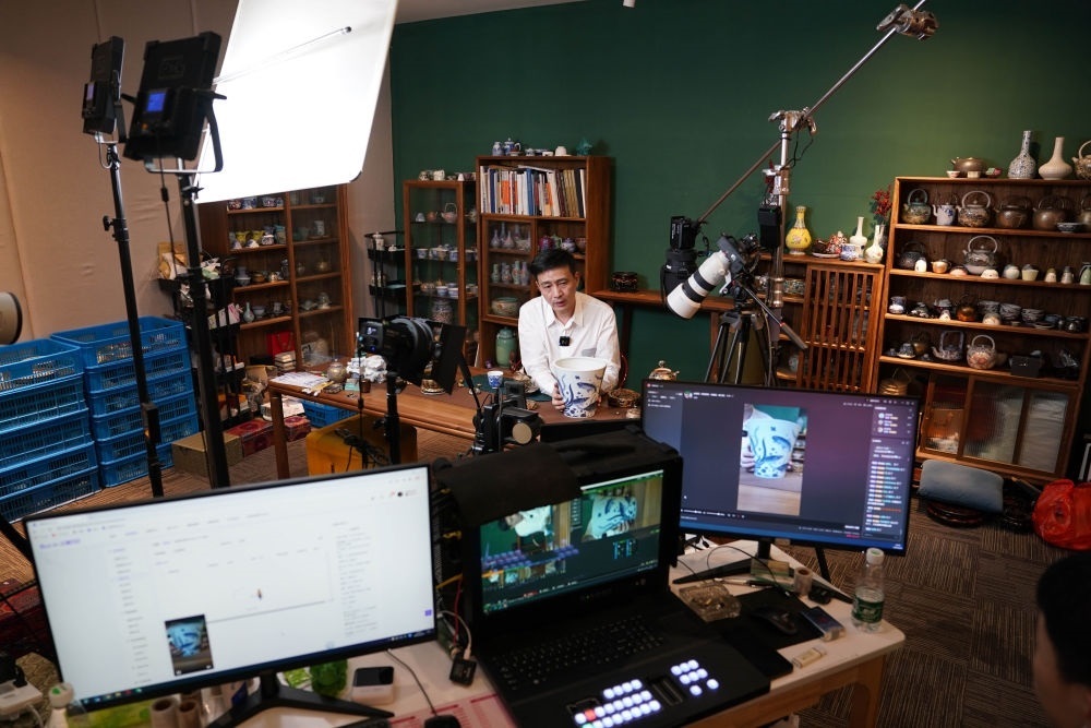 ↑在景德鎮(zhèn)，工作人員通過網(wǎng)絡(luò)直播推介陶瓷產(chǎn)品（2023年2月22日攝）。