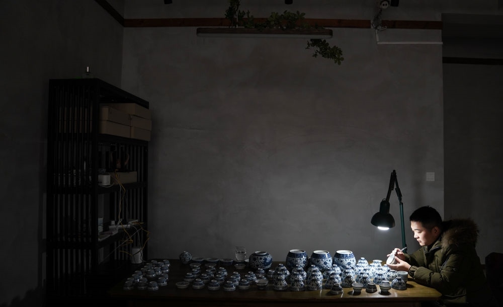 ↑ 2020年12月23日，手工陶瓷制作者在工作室檢測(cè)成品。