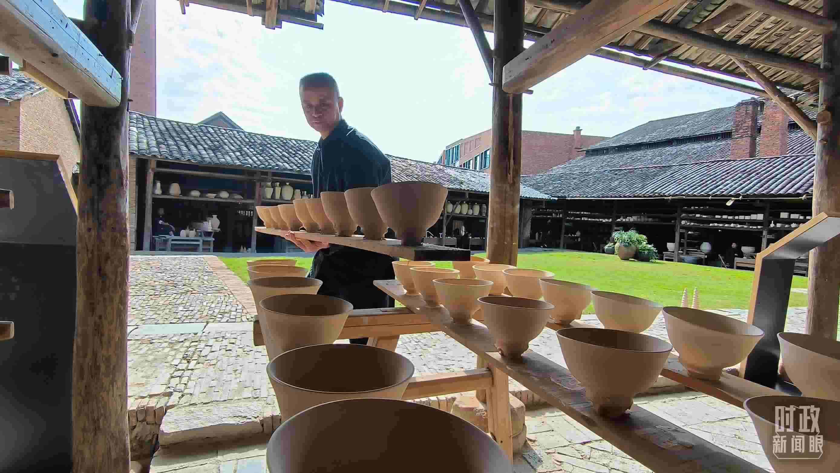 △匠人正在晾曬陶瓷制品。（總臺央視記者范凱拍攝）