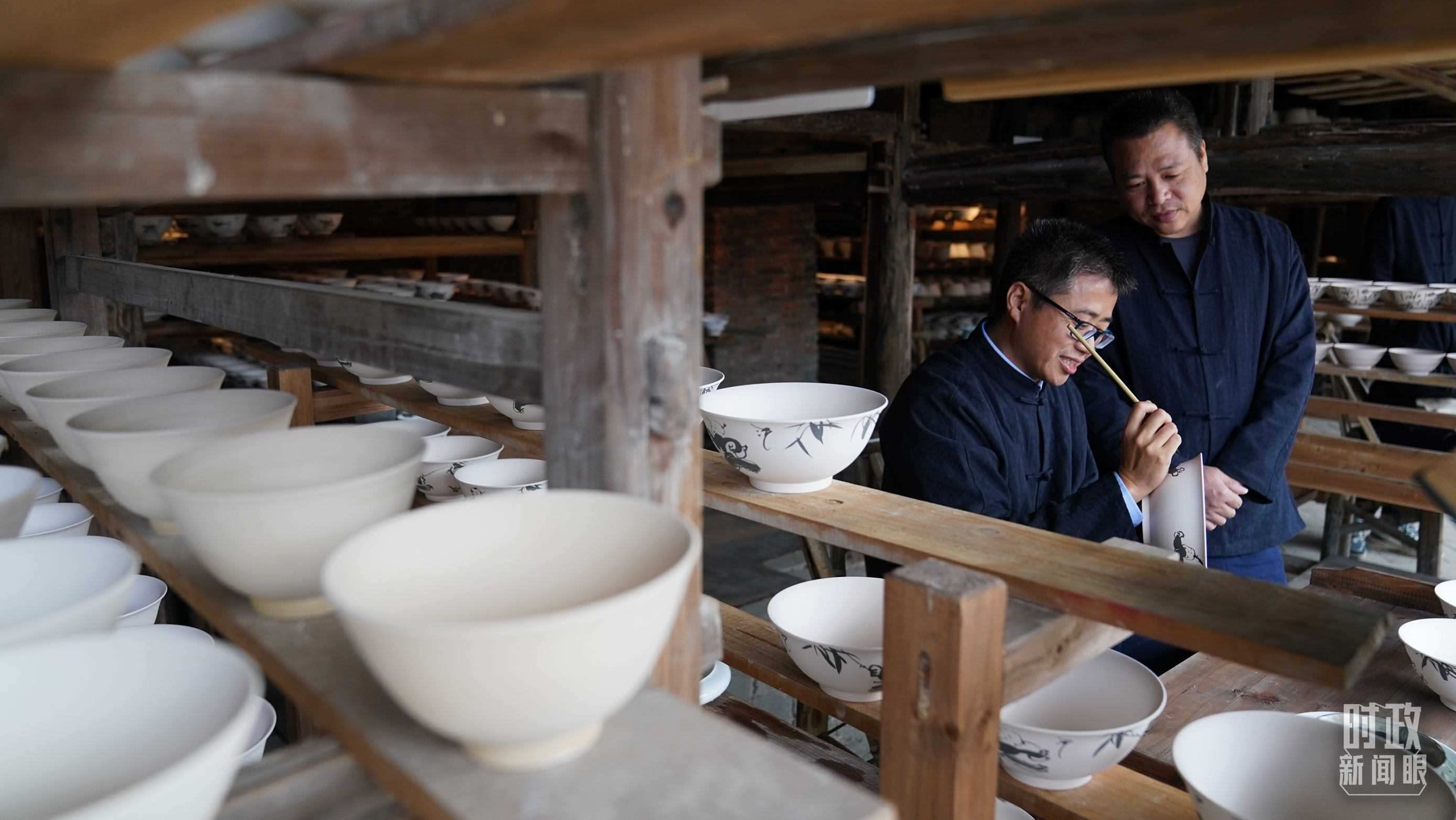 △非遺傳承人正在繪制瓷器。（總臺國廣記者李晉拍攝）
