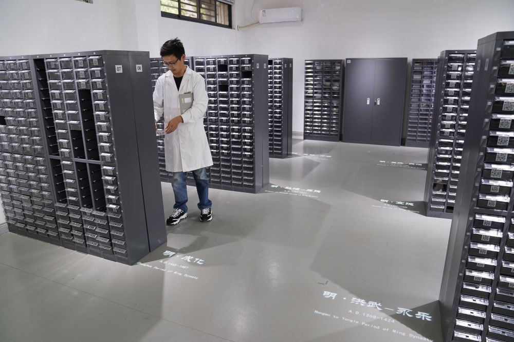 ↑工作人員在古陶瓷基因庫(kù)里工作（2023年5月16日攝）。