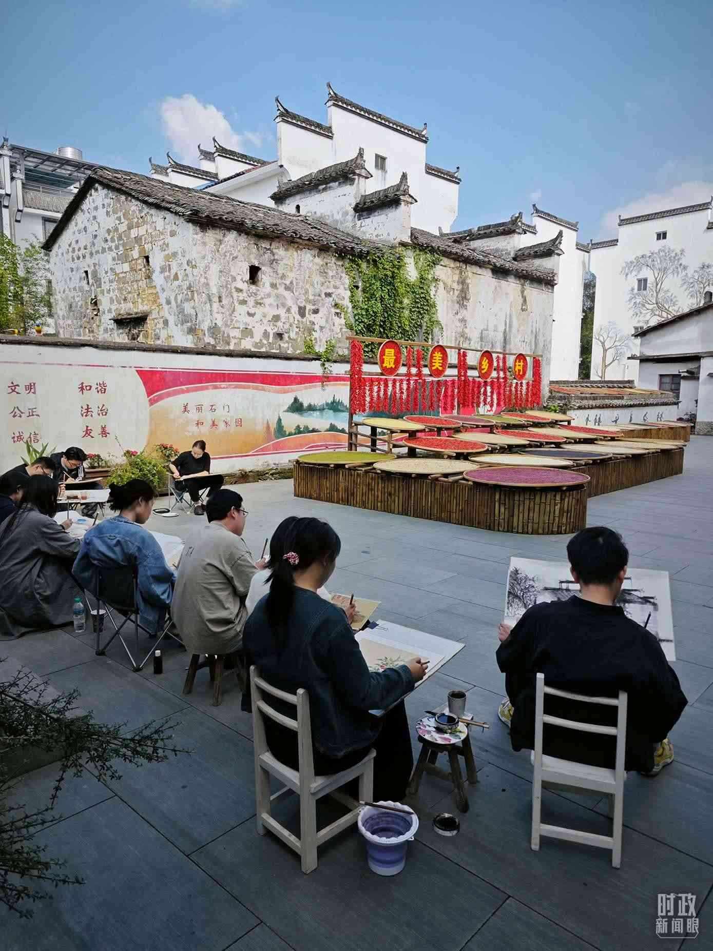 △來自中國美術(shù)學(xué)院的同學(xué)在石門村寫生。（總臺央視記者郁振一拍攝）