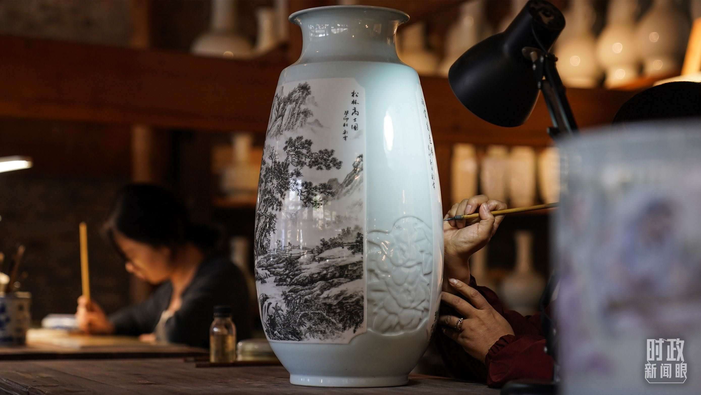 △陶瓷畫師正在繪制瓷器。（總臺國廣記者李晉拍攝）