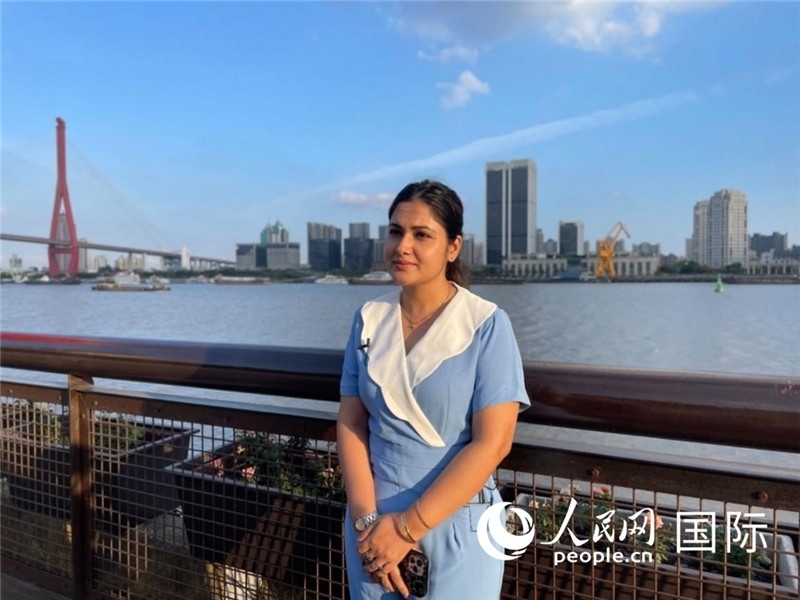 孟加拉國Channel24電視頻道主持人伊斯拉特·阿敏在上海市楊浦濱江接受采訪。 人民網(wǎng)記者 張榮攝