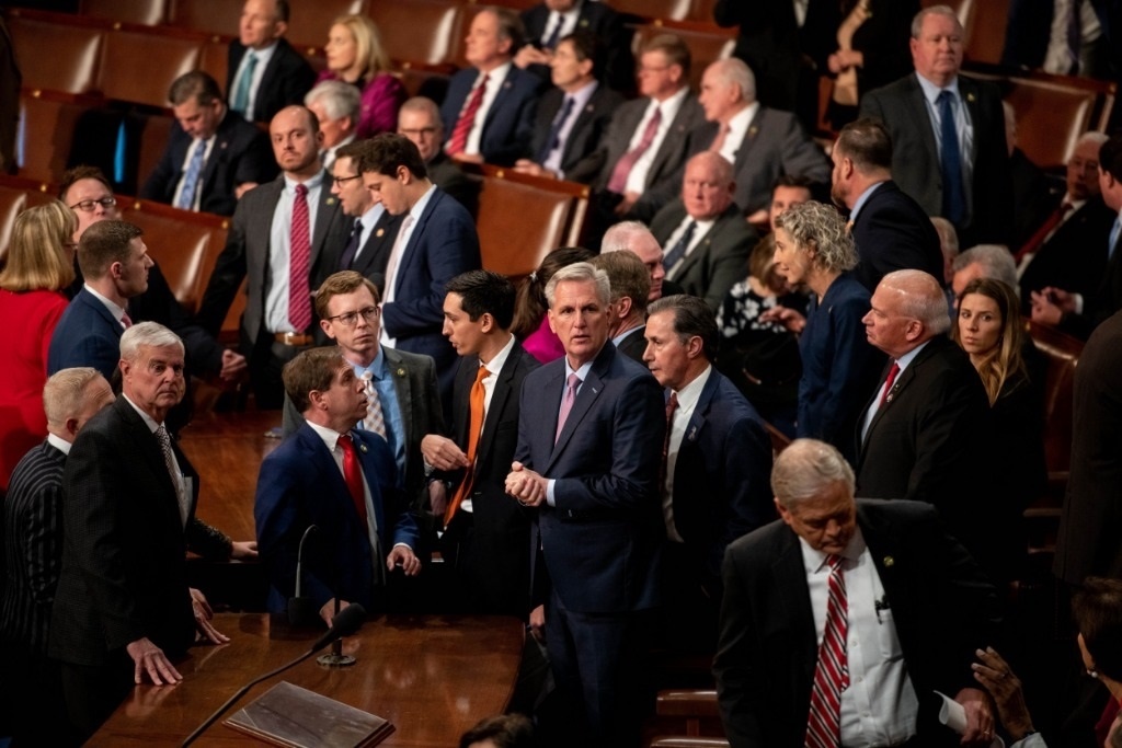 這是1月6日在美國華盛頓國會拍攝的凱文·麥卡錫（中）。新華社記者劉杰攝
