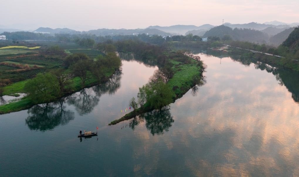 2021年3月15日拍攝的婺源月亮灣旅游公園，石門自然村坐落于此。新華社記者 胡晨歡 攝