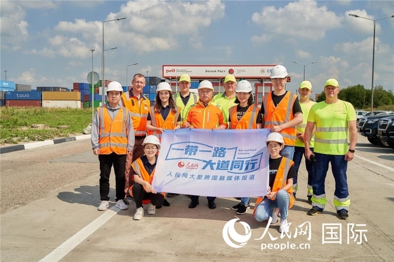 人民網(wǎng)記者在莫斯科別雷拉斯特物流中心采訪。