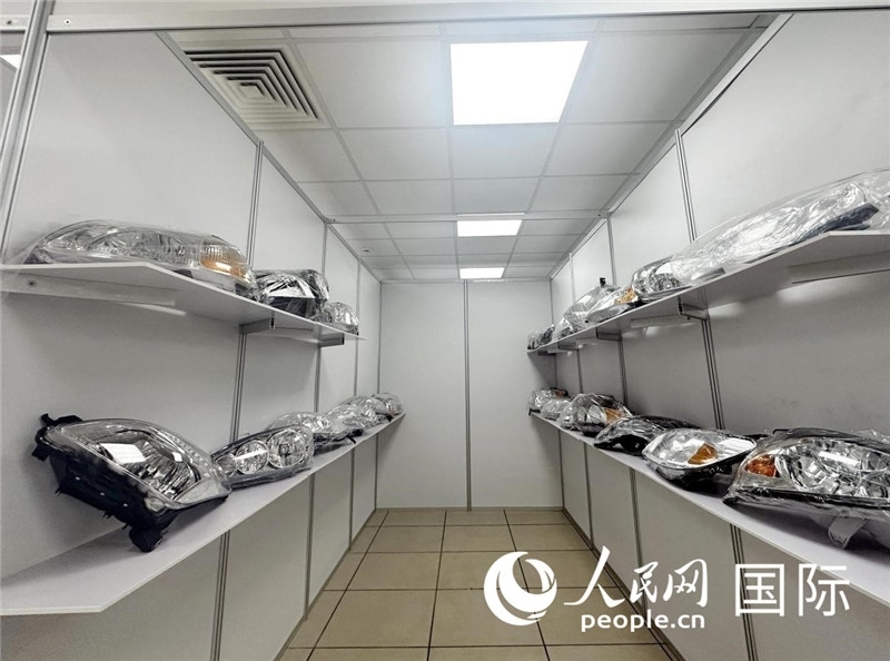 在位于莫斯科格林伍德國際貿(mào)易中心的浙江寧波優(yōu)質(zhì)商品展銷中心內(nèi)，展示著來自浙江寧波慈溪市的汽車配件樣品。人民網(wǎng)記者 申佳平攝