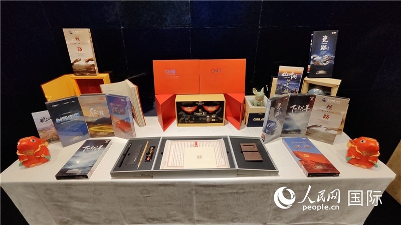 中央廣播電視總臺(tái)精品節(jié)目及文創(chuàng)產(chǎn)品展臺(tái)。人民網(wǎng) 蔣曉辰攝