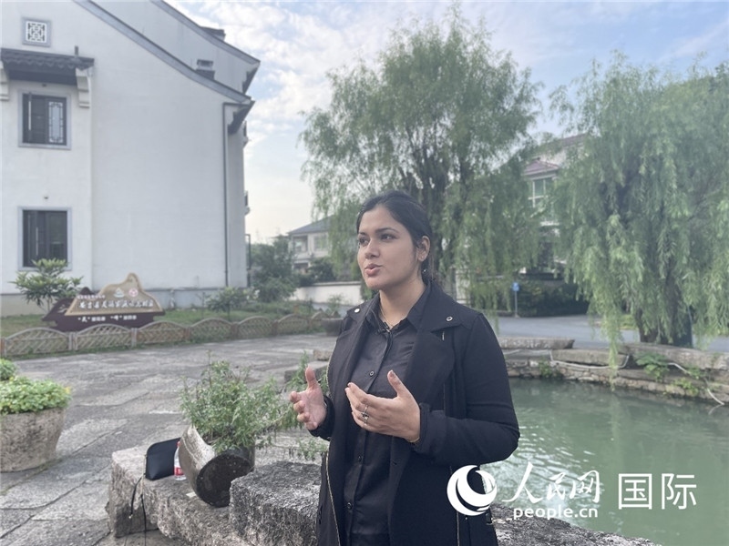 孟加拉國Channel 24電視頻道主持人伊斯拉特·阿敏在安吉接受記者采訪。人民網(wǎng)記者 張榮攝