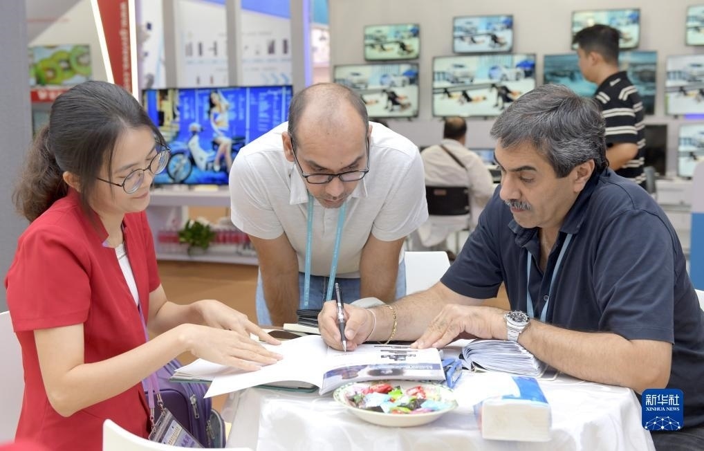 10月15日，客商在廣交會上洽談業(yè)務(wù)。新華社記者 盧漢欣 攝