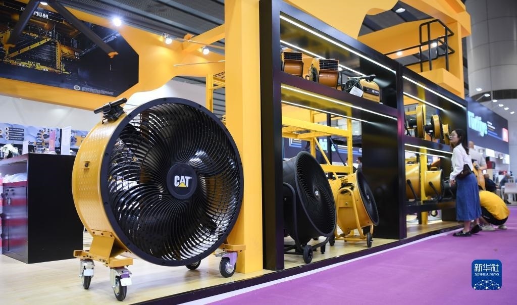 10月15日，參觀者在了解一家美國參展商的產(chǎn)品。新華社記者 鄧華 攝