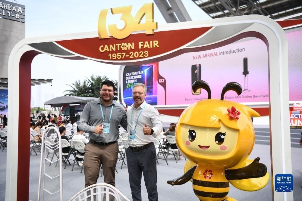 10月15日，來自巴西的采購商在廣交會上合影。新華社記者 鄧華 攝