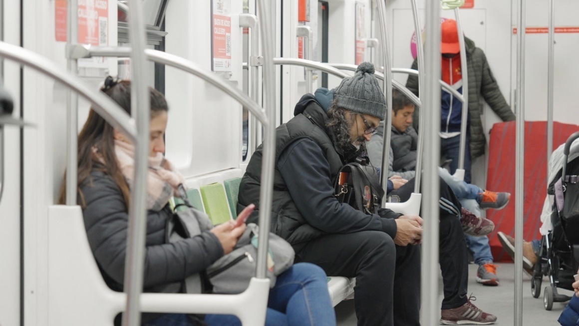 阿根廷布宜諾斯艾利斯市，乘客們乘坐A線地鐵從郊區(qū)前往市內(nèi)。人民網(wǎng)記者 張若涵攝