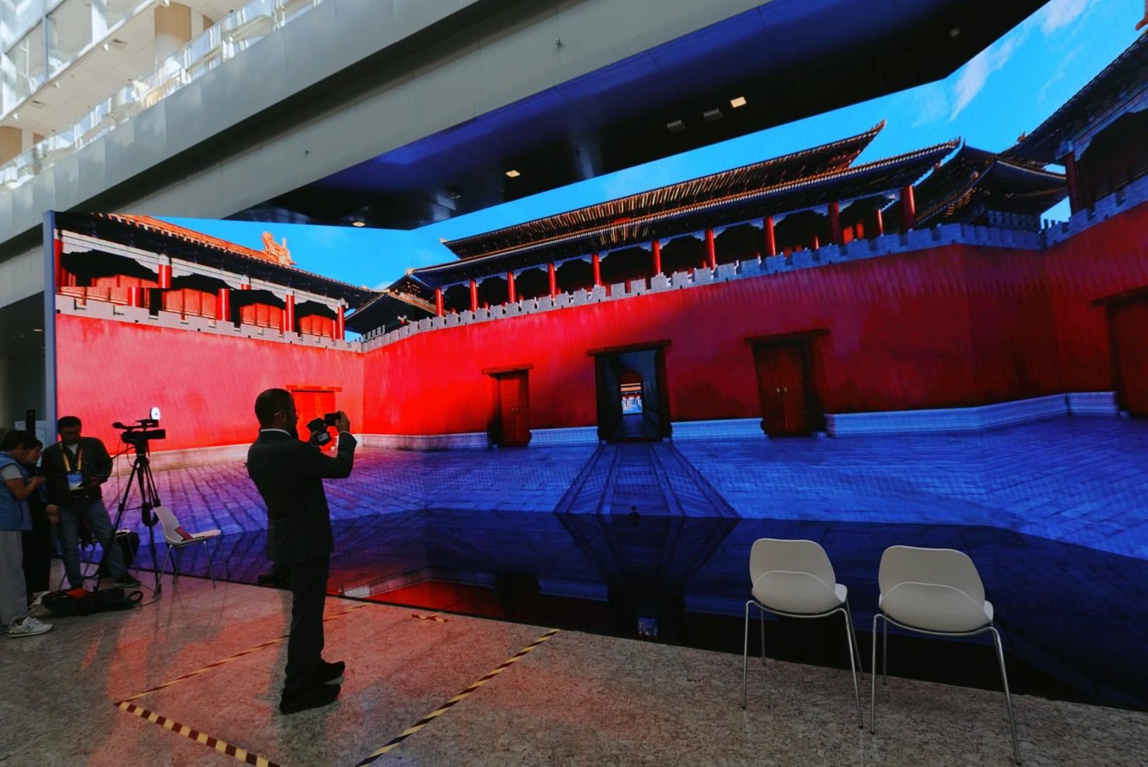 位于新聞中心的科技文化互動(dòng)展示區(qū)。人民網(wǎng)記者 許維娜攝