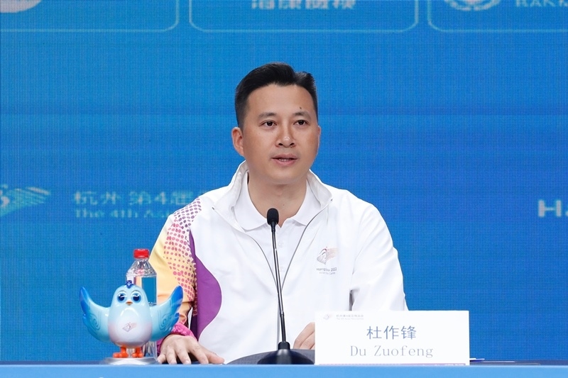 杭州亞殘運(yùn)會(huì)火炬?zhèn)鬟f指揮中心副指揮長(zhǎng)杜作鋒介紹火炬?zhèn)鬟f工作安排。杭州亞殘組委供圖