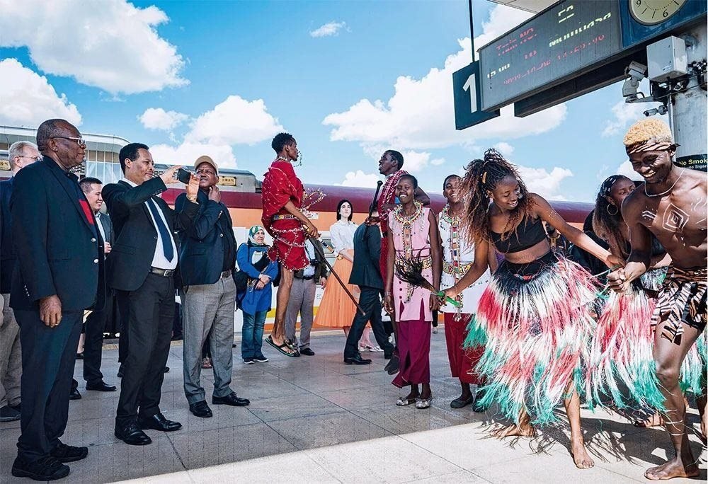 △2023年10月6日，多國(guó)駐肯使節(jié)在肯尼亞內(nèi)羅畢的蒙內(nèi)鐵路內(nèi)羅畢站觀看文藝演出。