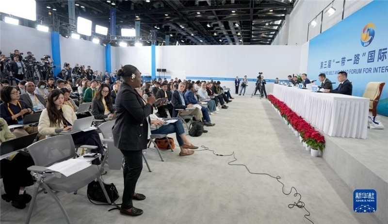 10月16日，第三屆“一帶一路”國際合作高峰論壇新聞中心在北京國家會議中心舉行首場吹風會，邀請自然資源部國際合作司和相關(guān)單位負責人介紹有關(guān)情況，并回答記者提問。新華社記者 王毓國攝