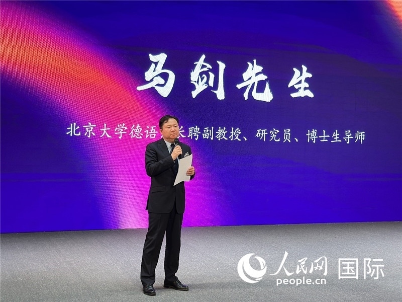 北京大學(xué)德語(yǔ)系長(zhǎng)聘副教授馬劍點(diǎn)評(píng)學(xué)生表現(xiàn)。（攝影：張麗鷗）