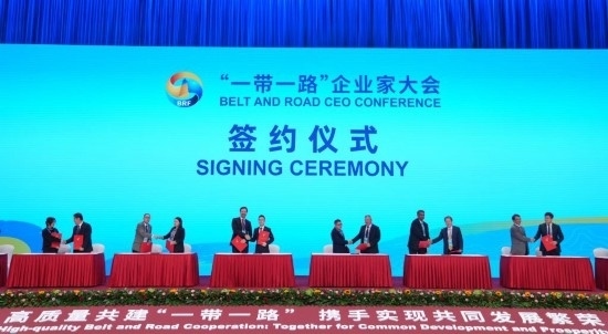 這是10月17日拍攝的簽約儀式現(xiàn)場。當日，“一帶一路”企業(yè)家大會在北京召開。（新華社記者王毓國攝）
