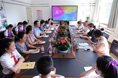 圖⑤：法治宣講結(jié)束后，重慶五中院組織召開座談會，聽取人大代表和朵力小學教師、家長代表對法院未成年人保護工作的意見建議。