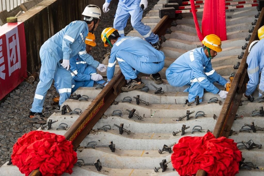 3月31日，在印度尼西亞雅加達(dá)雅萬(wàn)高鐵哈利姆車(chē)站，工人鋪設(shè)雅萬(wàn)高鐵全線最后一根鋼軌。