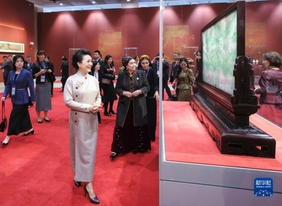  10月18日上午，國家主席習(xí)近平夫人彭麗媛邀請出席第三屆“一帶一路”國際合作高峰論壇的外方領(lǐng)導(dǎo)人夫人參觀中國工藝美術(shù)館（中國非物質(zhì)文化遺產(chǎn)館）。這是彭麗媛同外方領(lǐng)導(dǎo)人夫人參觀展品。新華社記者 丁林 攝