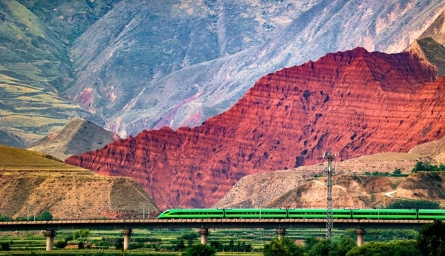 穿越丹霞地貌的火車。蘭州局集團(tuán)公司融媒體中心供圖