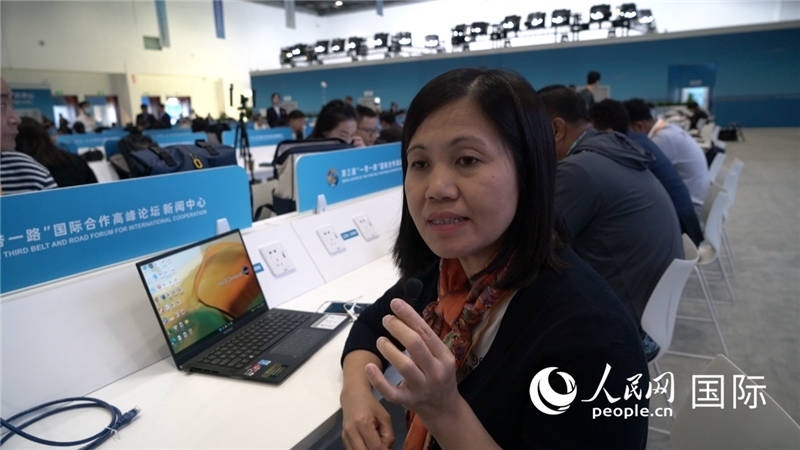 越南之聲廣播電臺(tái)記者胡鴻行（音譯，H? H?ng H?nh）與記者交談。人民網(wǎng) 楊春燕攝