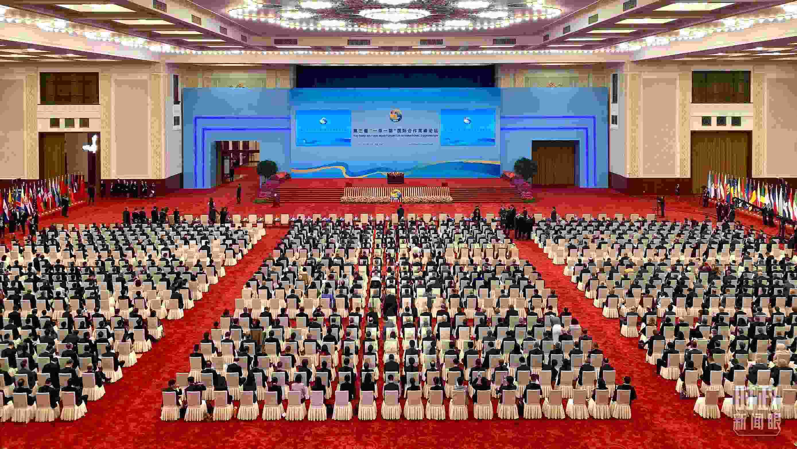 △人民大會(huì)堂宴會(huì)廳。這是開幕式之前的現(xiàn)場(chǎng)。（總臺(tái)央視記者李增仁拍攝）