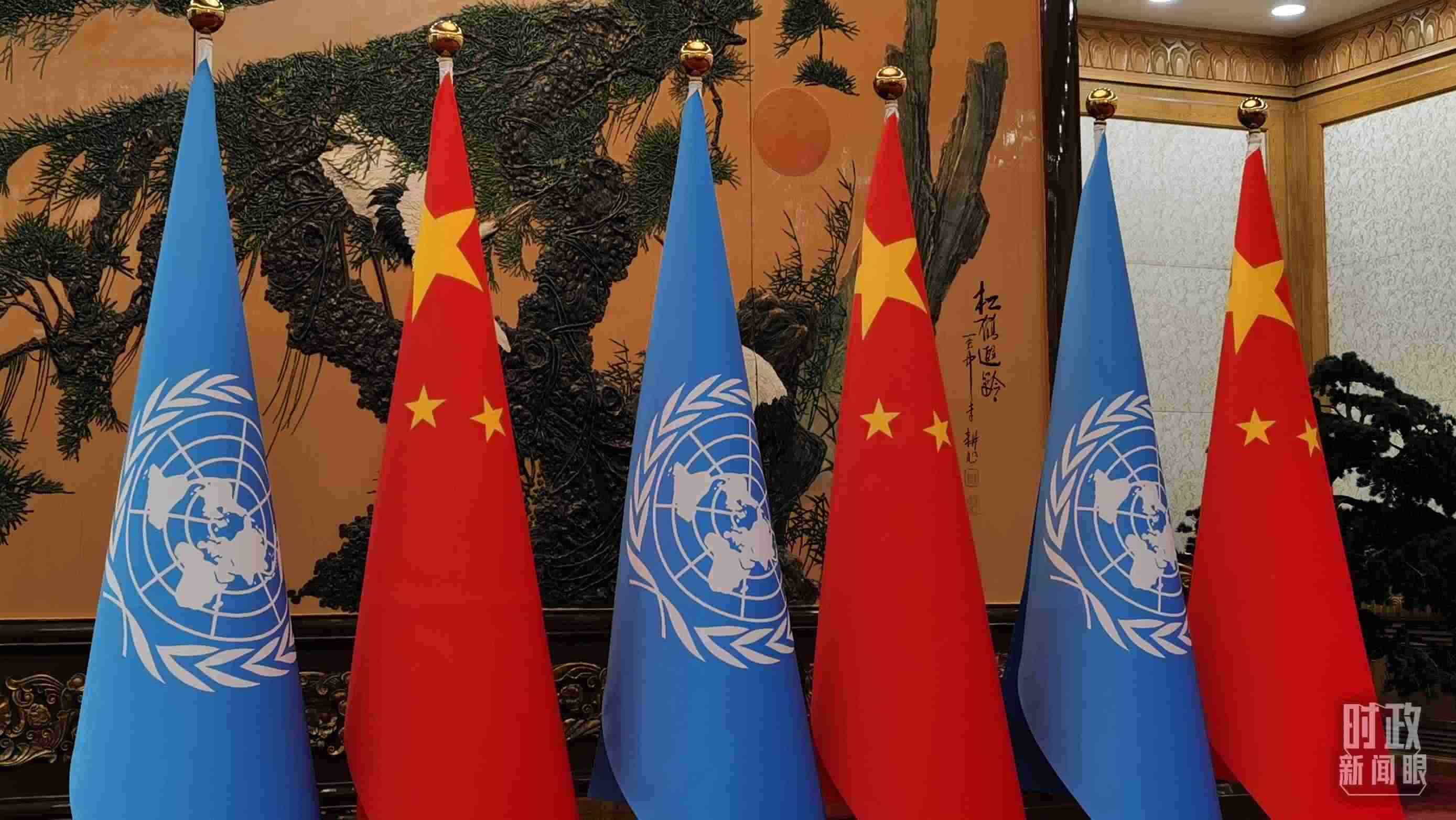 △會(huì)見現(xiàn)場(chǎng)的中國(guó)國(guó)旗和聯(lián)合國(guó)旗。（總臺(tái)央視記者郭鴻拍攝）