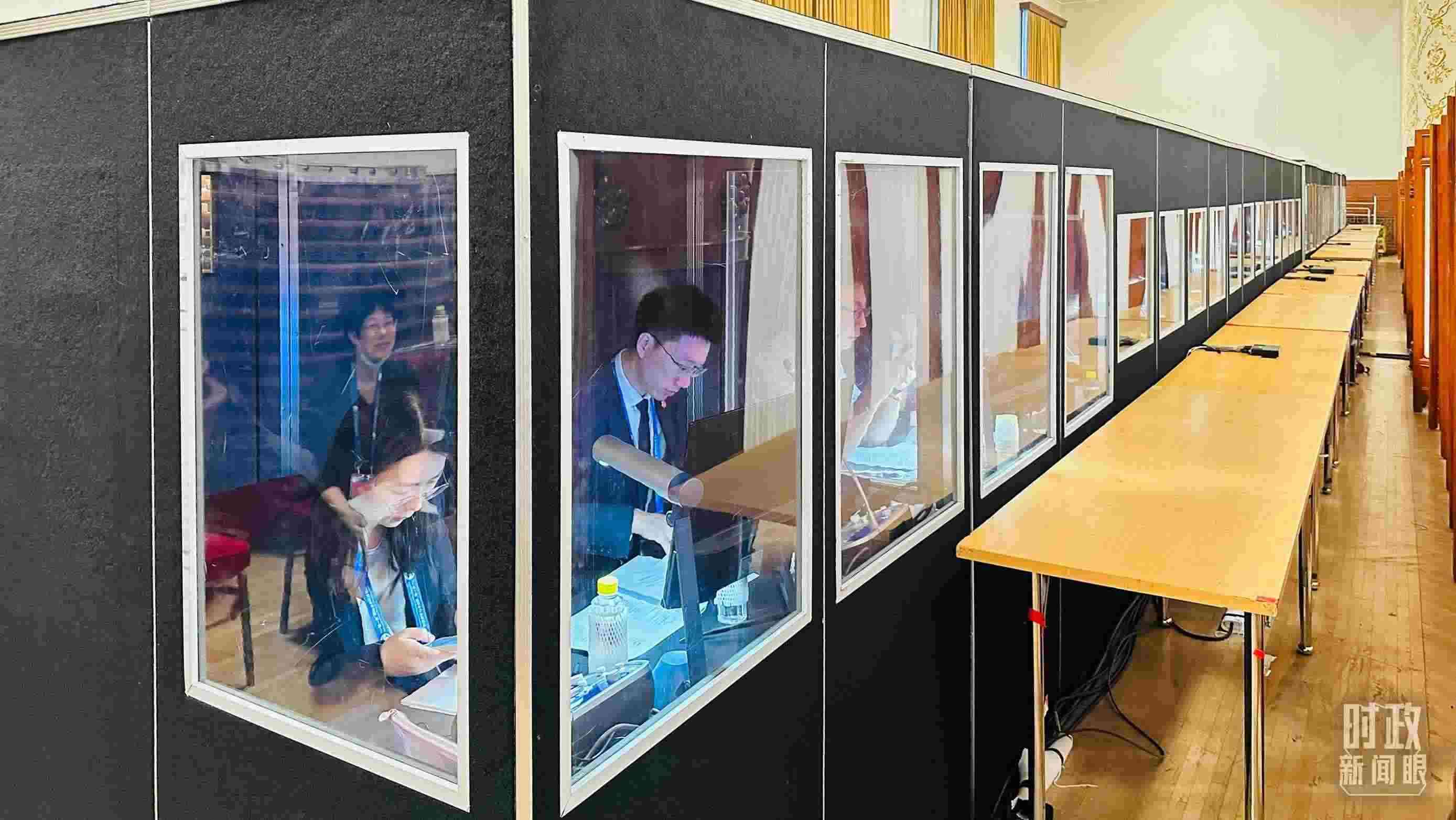 △開幕式現(xiàn)場(chǎng)的多語(yǔ)種同傳間。（總臺(tái)國(guó)廣記者時(shí)冉拍攝）