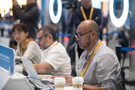 10月17日，記者在“一帶一路”國際合作高峰論壇新聞中心工作。新華社記者 張豪夫 攝