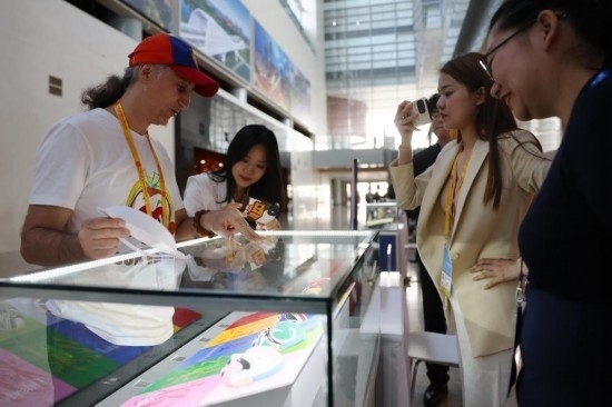 10月16日，參會記者在“一帶一路”國際合作高峰論壇新聞中心參觀展示的中國非物質(zhì)文化遺產(chǎn)展品。新華社記者 陳斌 攝