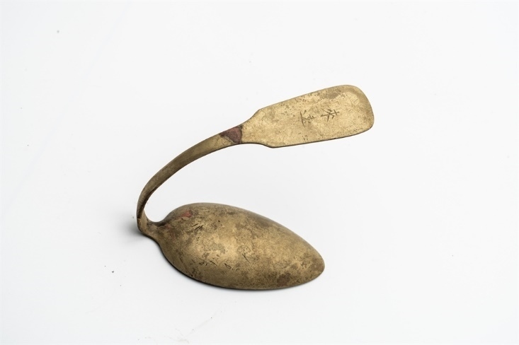 鏨刻“來遠(yuǎn)”的湯勺。國家文物局供圖