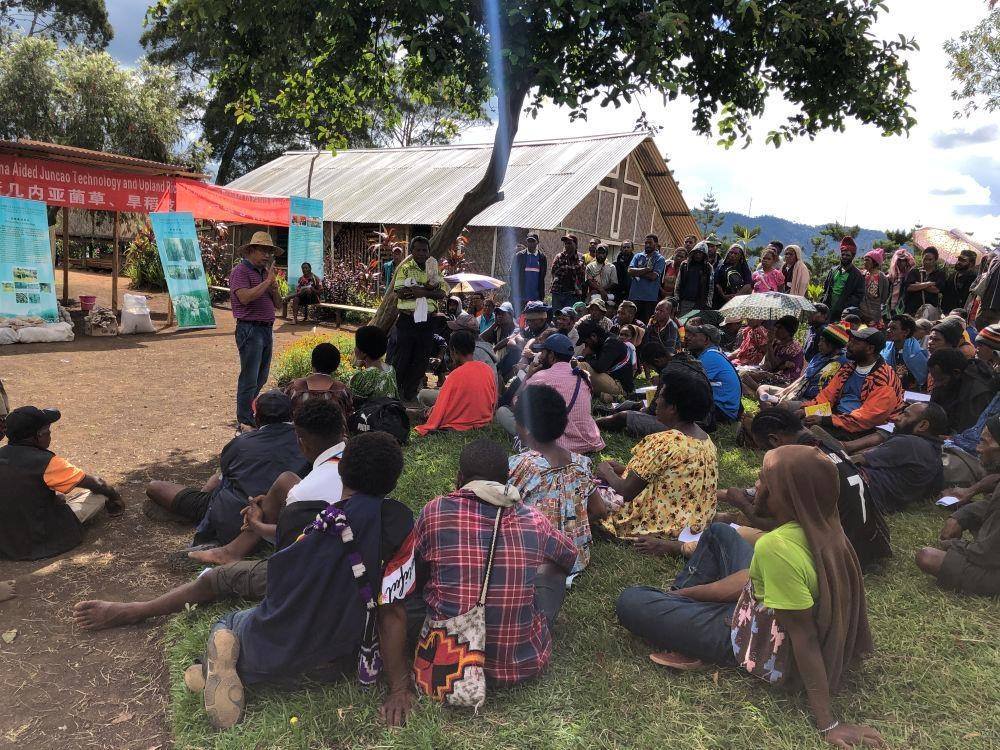 △2020年12月15日，中國(guó)專(zhuān)家在巴布亞新幾內(nèi)亞?wèn)|高地省中國(guó)援助巴新菌草和旱稻技術(shù)項(xiàng)目第9期培訓(xùn)班上授課。