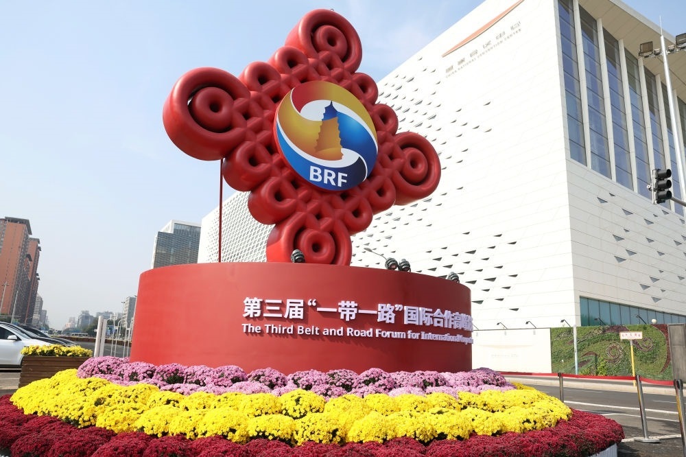 這是在北京國家會(huì)議中心附近拍攝的“一帶一路”國際合作高峰論壇景觀布置（2023年10月17日攝）。新華社記者 陳斌 攝