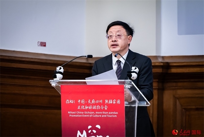 四川省文化和旅游廳廳長戴允康作文化旅游推介。人民網(wǎng) 郭錦標攝