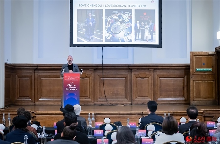 英國群英創(chuàng)意全球首席執(zhí)行官杰米·撒杰特在現(xiàn)場發(fā)言，分享如何進一步提升四川旅游的國際影響力、吸引更多的英國游客。人民網(wǎng) 郭錦標攝