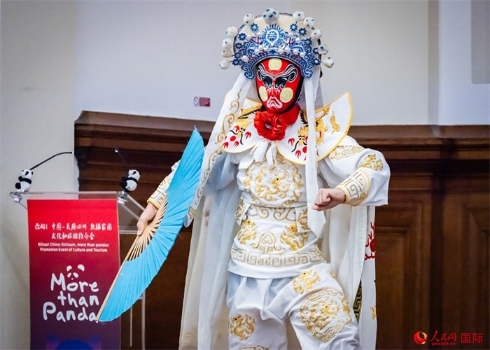 川劇絕活變臉表演。人民網(wǎng) 郭錦標攝