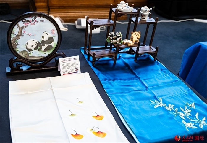 活動現(xiàn)場的現(xiàn)場文創(chuàng)展、互動體驗區(qū)、非遺區(qū)展示。人民網(wǎng) 郭錦標攝