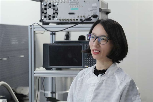 李婧在中國科學院紫金山天文臺毫米波和亞毫米波技術(shù)實驗室。（受訪者供圖）