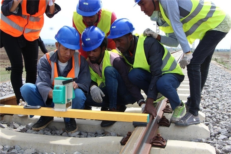 中方員工在鐵路現(xiàn)場(chǎng)培訓(xùn)埃方員工。 中國(guó)土木工程集團(tuán)有限公司供圖