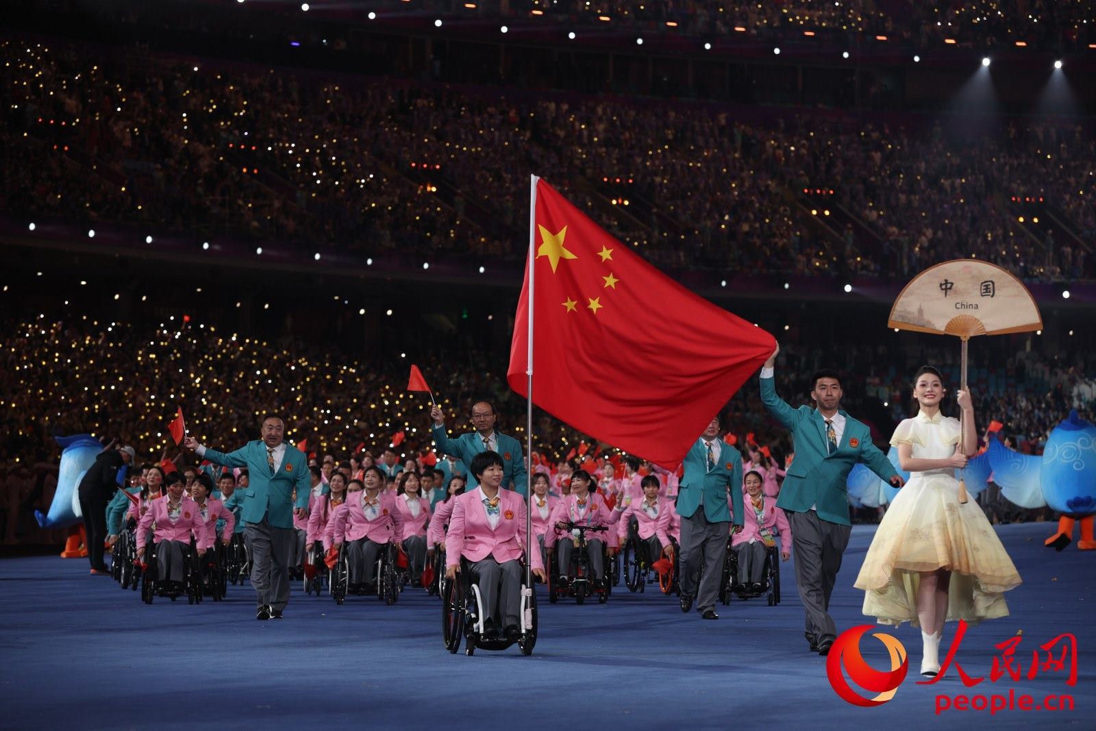 開幕式上，中國體育代表團入場。人民網 周靜圓攝
